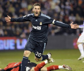 官方娱乐平台-情绪失控的绿茵场，当波切蒂诺的怒吼遇见武磊摔碎的水瓶，波切蒂诺怒吼与武磊摔瓶，绿茵场情绪失控瞬间